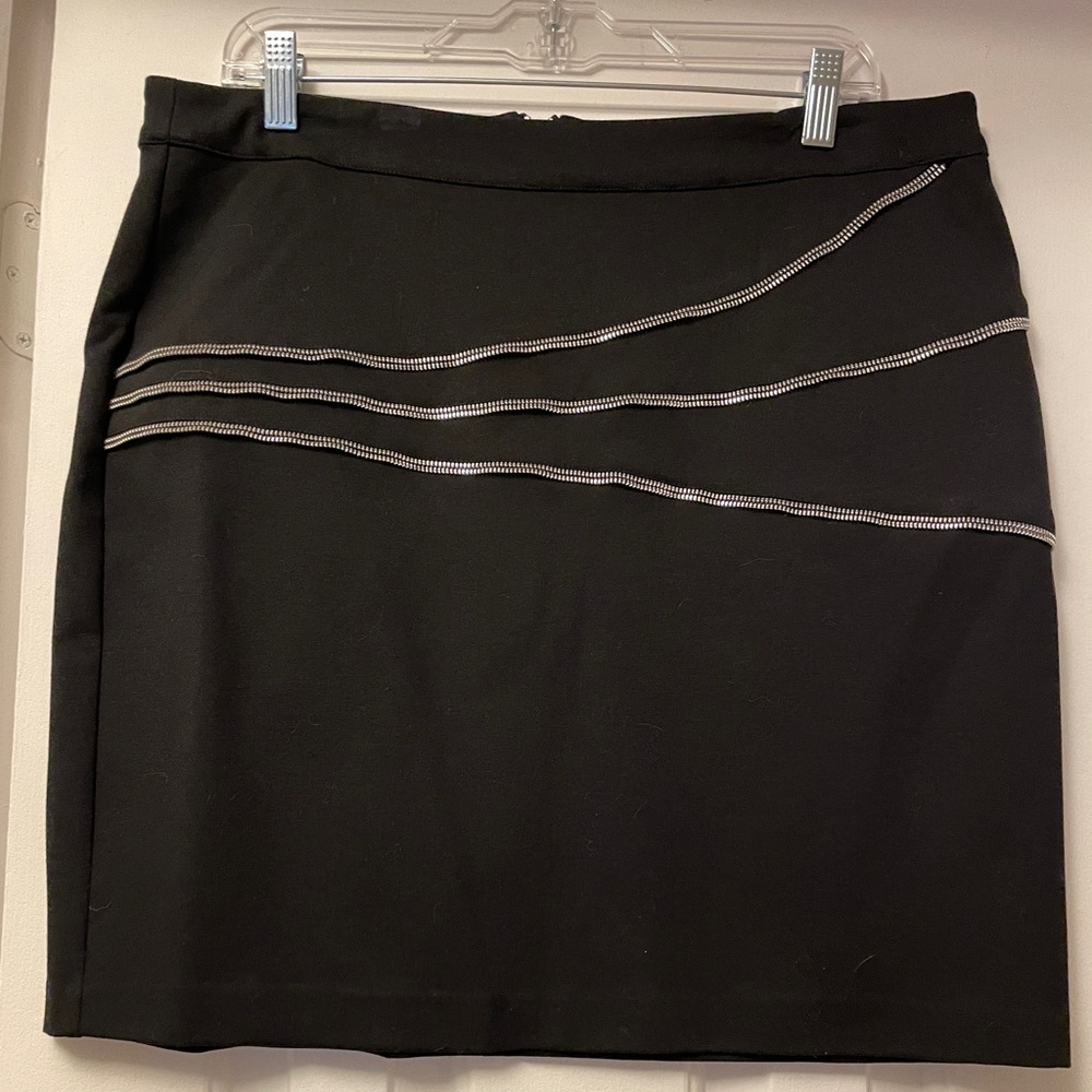 EUC black Vince Camuto skirt with zipper detail.